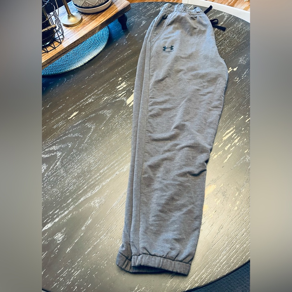 Men’s Loose Fit Under Armour grey joggers.  Size Medium - Picture 5 of 6